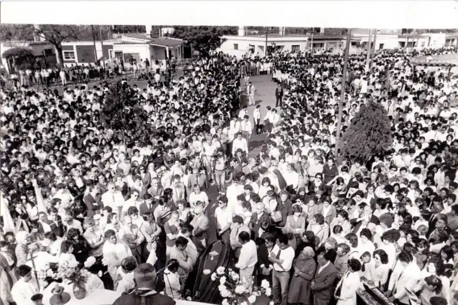 MISA DE EXEQUIAS. Una multitud despide los restos del padre en 1985.