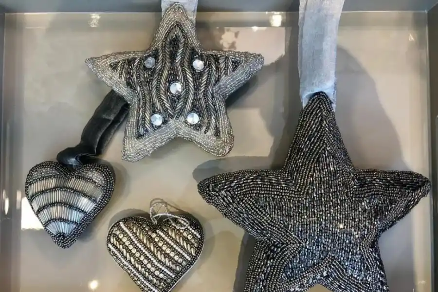 PLATA OPACA. Adornos con canutillos (foto de Omar Farhat).