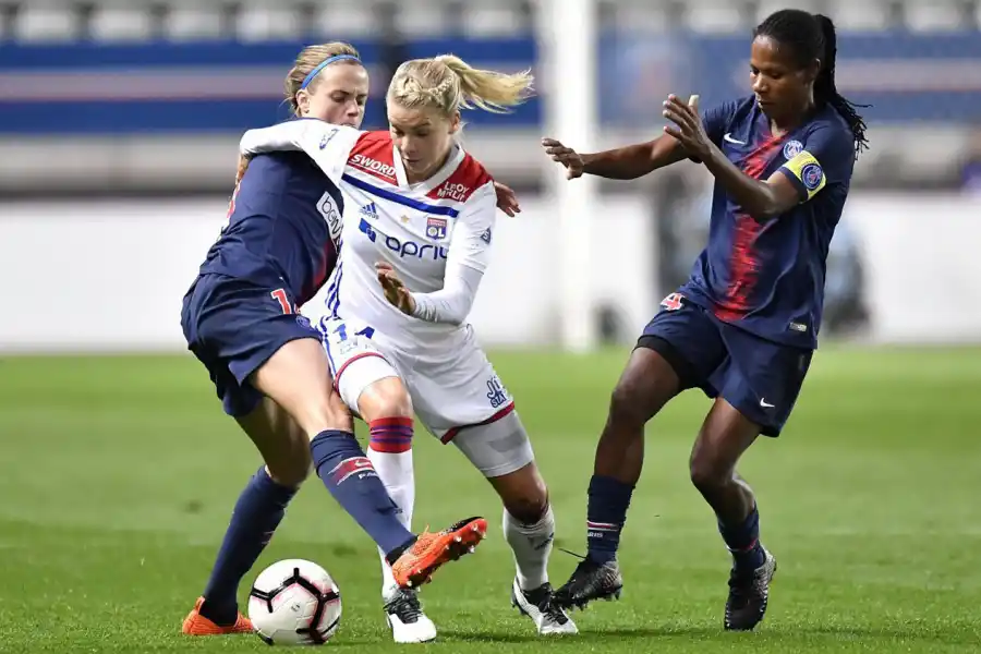 ADA JUGANDO PARA LYON