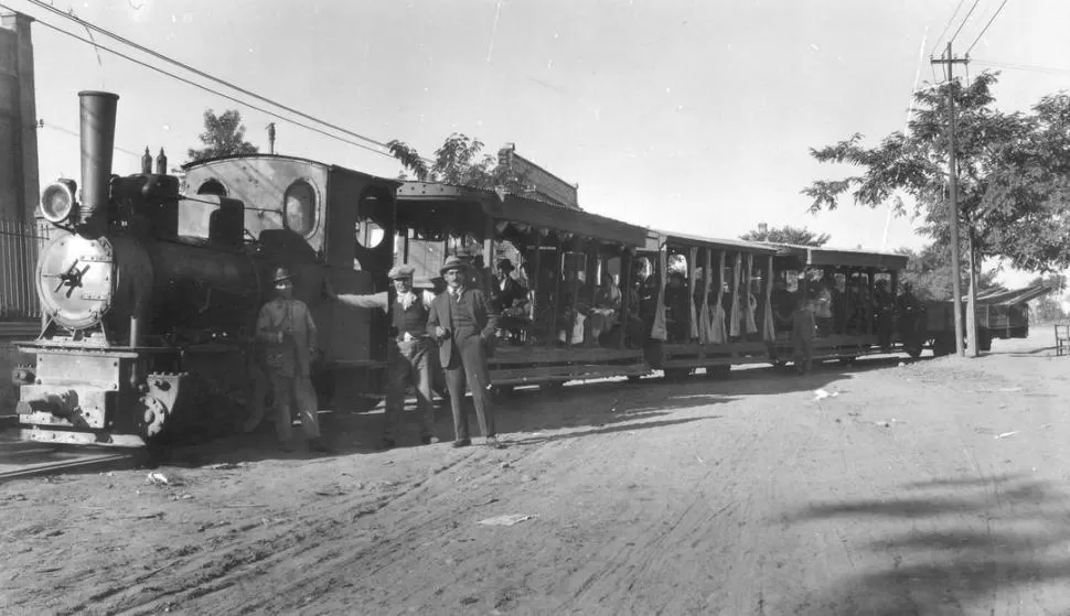 EL “TRANVÍA RURAL”. Una pequeña locomotora Decauville reformada, tiraba los vagones abiertos de pasajeros.  