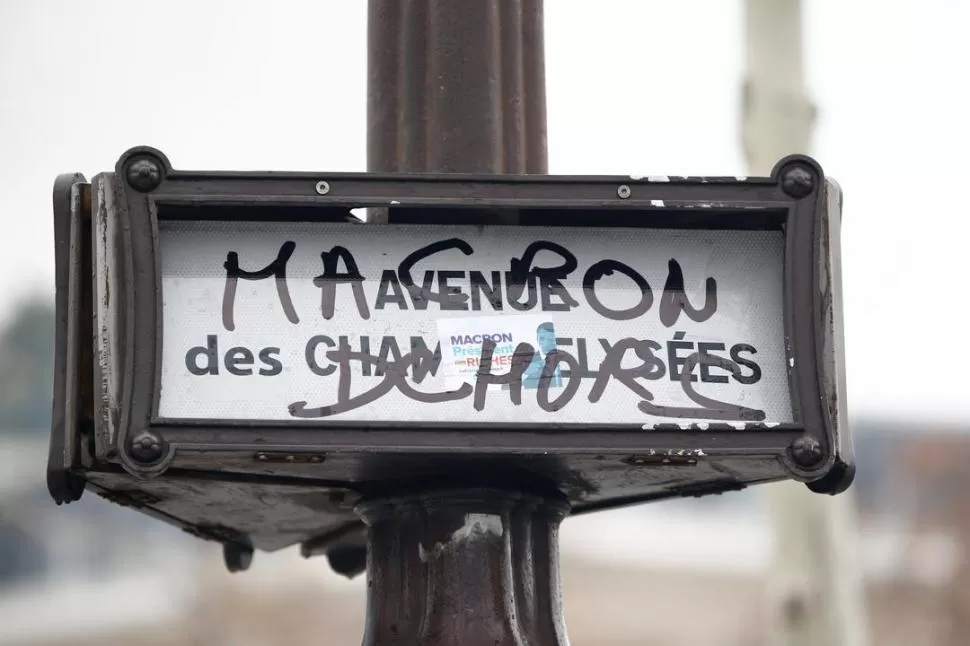 “FUERA MACRON”. La avenida de los Campos Elíseos se llenó de grafitis.  Reuters