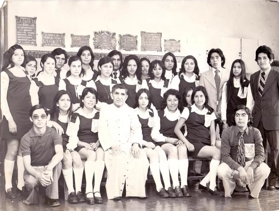 PROMOCIÓN 1974. Monseñor Gregorio de Jesús Díaz posa junto a los alumnos de la promoción 1974 del instituto General Manuel Belgrano. 