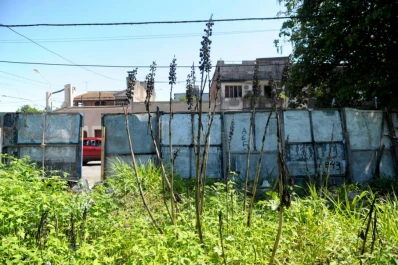 “El vecino prefiere pagar la multa a cortar el pasto” de su terreno baldío, según la municipalidad