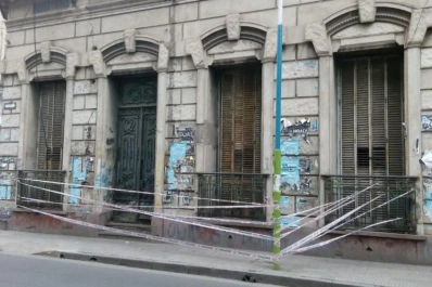 Generan temor las fisuras y quiebres que muestra la mampostería del frente de un inmueble de Mendoza y Virgen de la Merced