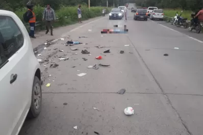 Un violento choque entre una moto y un auto dejó dos muertos y dos niños heridos en Banda del Río Salí