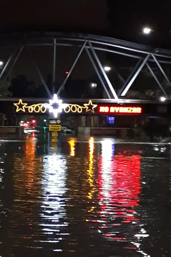 La misma historia: el puente Central Córdoba acumuló dos metros de agua