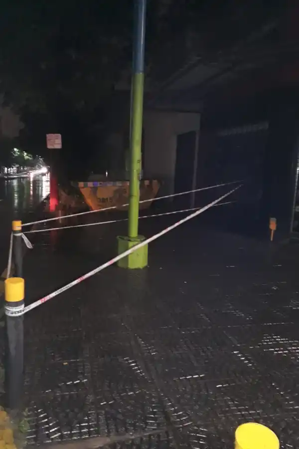 La misma historia: el puente Central Córdoba acumuló dos metros de agua