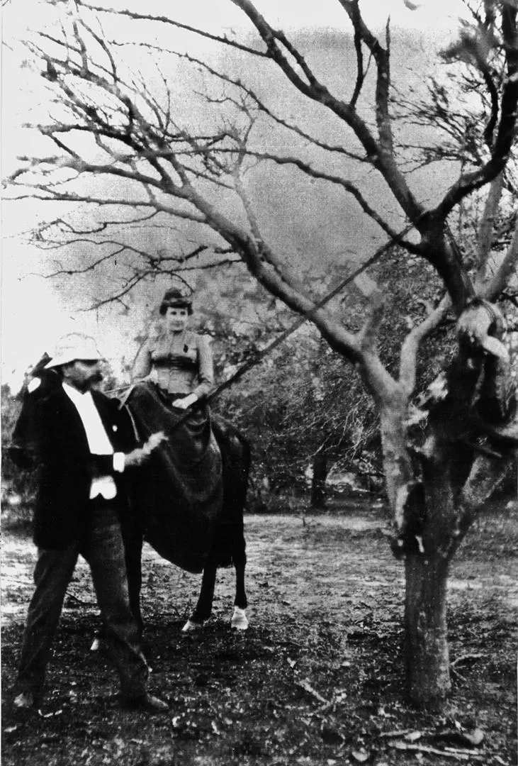 PAUL GROUSSAC. Aparece sosteniendo con un lazo la lampalagua enroscada en un árbol. Está en la finca “Las Lomitas”, de su esposa santiagueña, quien observa la escena. 