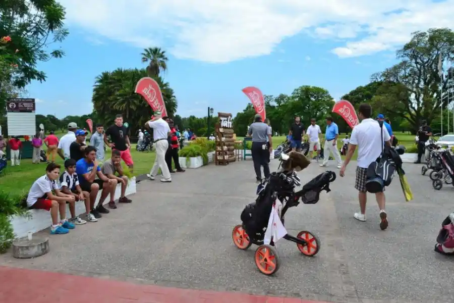 MOVILIZADOS. Desde primera hora se vio un intenso ir y venir de gente. 