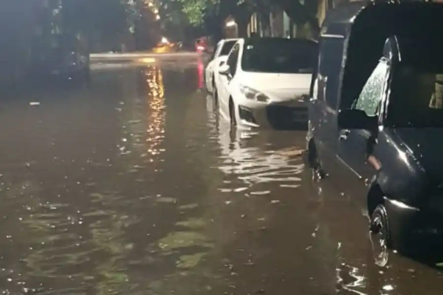 La tormenta causó anegamientos en Tucumán, que continúa en alerta meteorológico 