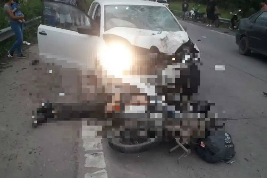 Un violento choque entre una moto y un auto dejó dos muertos y dos niños heridos en Banda del Río Salí