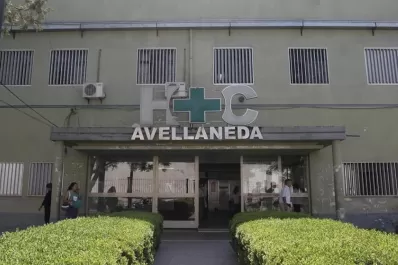 Un hombre se encuentra en grave estado tras quedar en medio de un tiroteo