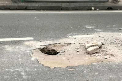 Peligro en pleno centro: preocupa un pozo que no para de crecer en 25 de Mayo al 700