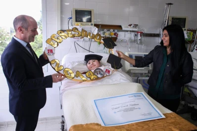 Terminó la primaria en la terapia del hospital del Niño Jesús y le organizaron un festejo