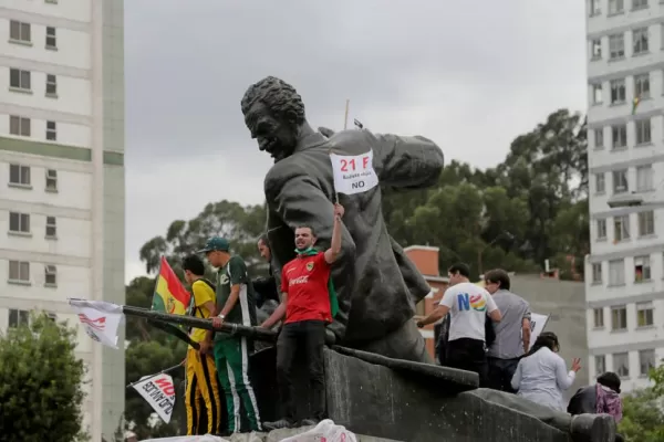 El permiso a la postulación de Evo desata repudios en Bolivia