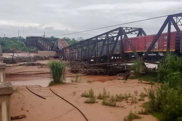 Salta: un puente cayó en el río Colorado cuando pasaba un tren del Belgrano Cargas