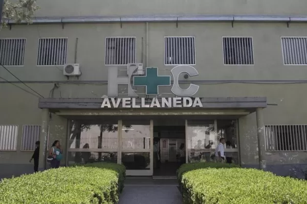 Un hombre se encuentra en grave estado tras quedar en medio de un tiroteo