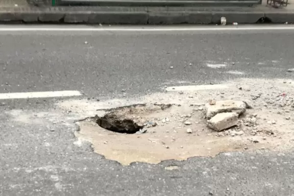 Peligro en pleno centro: preocupa un pozo que no para de crecer en 25 de Mayo al 700