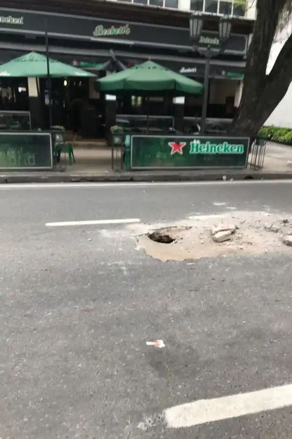 Peligro en pleno centro: preocupa un pozo que no para de crecer en 25 de Mayo al 700