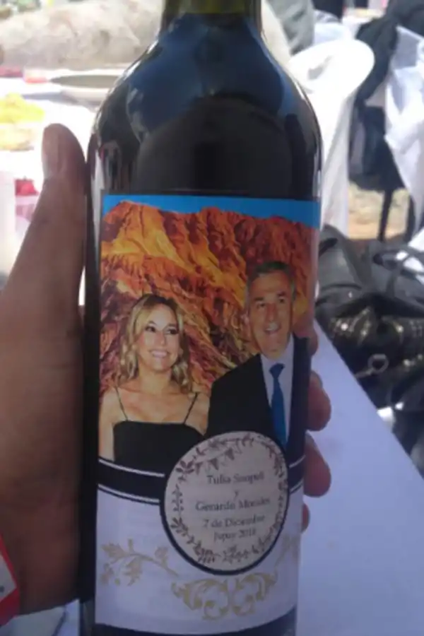 El vino que pusieron en las mesas de los invitados.