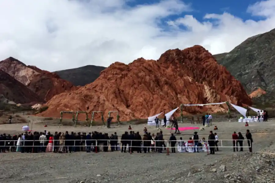 Unos 800 invitados fueron invitados a la particular ceremonia. 