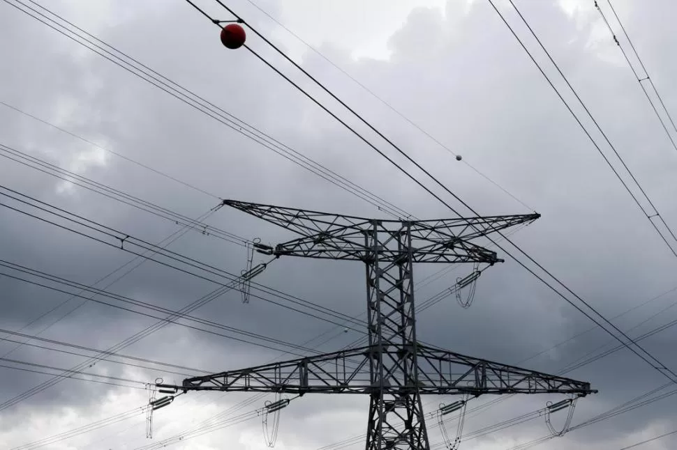 TRANSPORTE ELÉCTRICO. El sistema troncal que permite el acceso al servicio de energía permanece en estado de emergencia desde hace ocho años. REUTERS