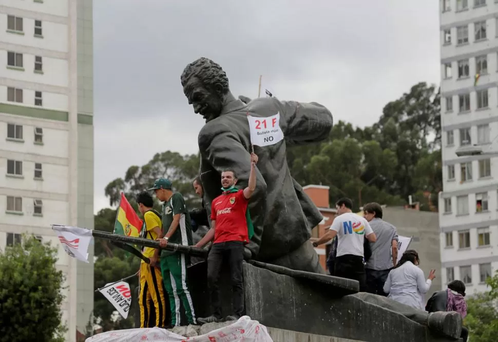 FRENTE AL TRIBUNAL. Los manifestantes se subieron al monumento de Eduardo Abaroa para protestar.  reuters 