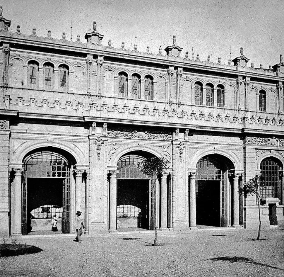 EL TEMPLETE. En su interior, se conservaba el Salón de la Jura, en 1910: el resto de la Casa Histórica se había demolido. 