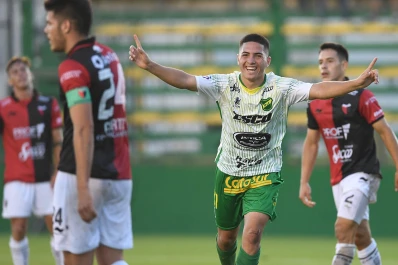 Defensa y Justicia goleó a Colón, sigue invicto y quedó a tres puntos de Racing