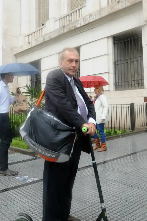 Ni bici, ni moto, ni auto, Jorge elige el monopatín