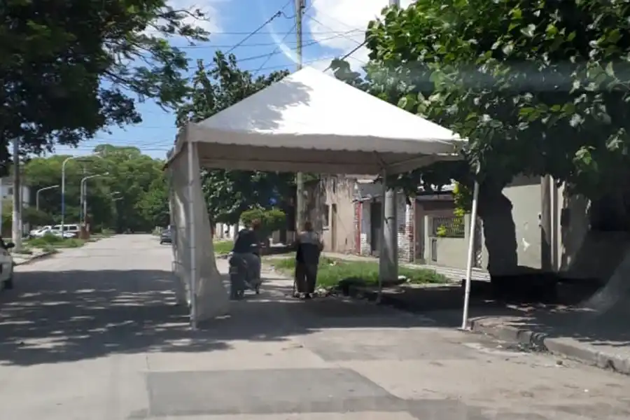 EN LA COMODIDAD DEL HOGAR. El gazebo armado a mitad de la cuadra.