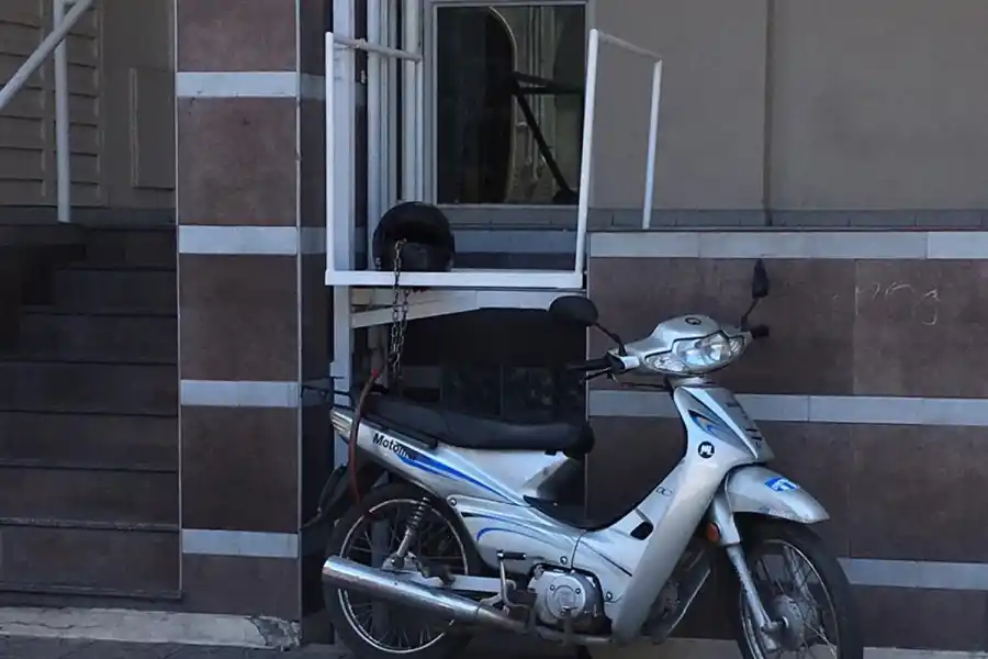 ESTACIONÁ DONDE QUIERAS. Ocurrió en un edificio de la calle Las Piedras al 800.