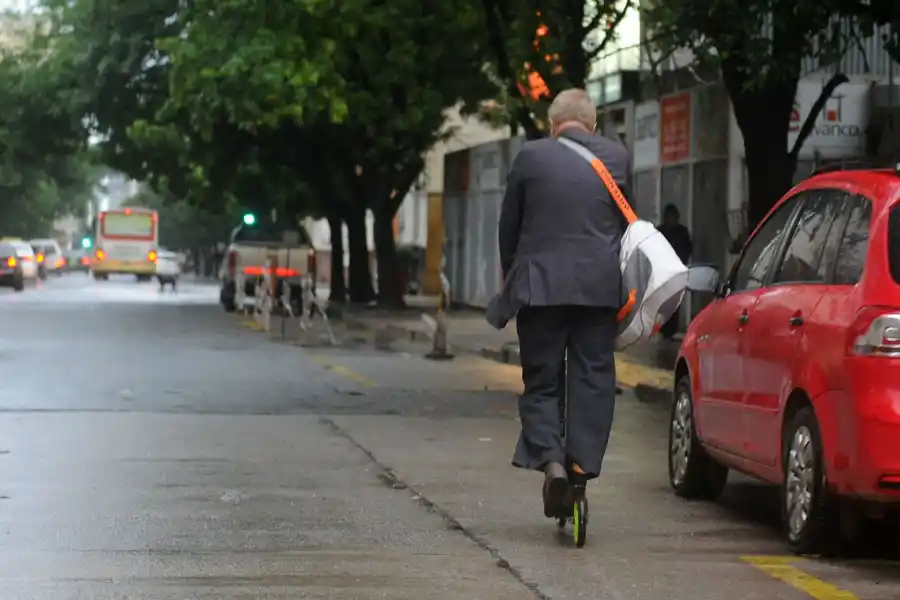 Ni bici, ni moto, ni auto, Jorge elige el monopatín