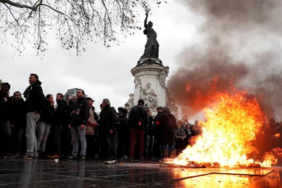 EN LLAMAS. El reclamo contra Macron, en la Plaza de la República. Reuters