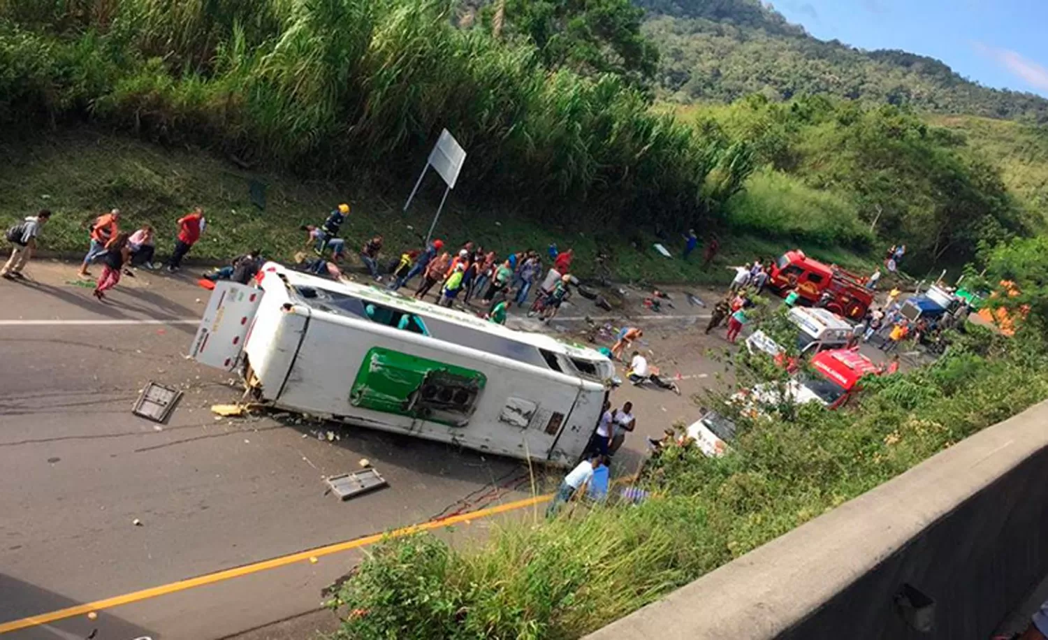 Tragedia: al menos 13 muertos y 20 heridos dejó un accidente en Colombia