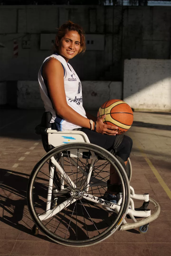 FIGURA. Pallares juega en la selección nacional de básquet sobre silla de ruedas. la gaceta / foto de Inés Quinteros Orio