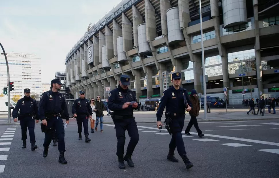 MÁXIMA SEGURIDAD. Los españoles extremaron las medidas para prevenir incidentes. El fútbol quedó en un segundo plano. Reuters