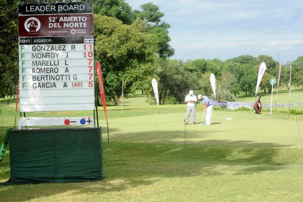 EL TABLERO. La acción ya terminó en el campo de La Rinconada. Más allá de que algunos jugadores se quedaron practicando, el “leaderboard” se mantuvo como mudo testigo de lo sucedido en la ronda 2. la gaceta / fotos de Antonio Ferroni