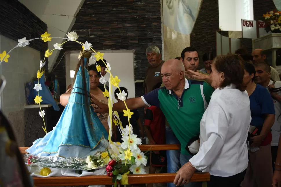 DESDE BELLA VISTA. José Suárez saluda saluda a la Virgen luego de la peregrinación que lo llevó a La Reducción. LA GACETA / FOTOS DE ANALÍA JARAMILLO.-