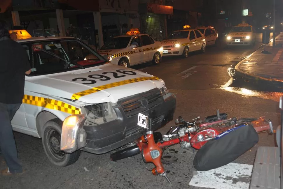 PREOCUPANTE POSTAL. La foto fue tomada luego del choque entre un auto y una moto, situación que se ha vuelto muy habitual en Tucumán. LA GACETA / FOTOS DE ANALÍA JARAMILLO.-