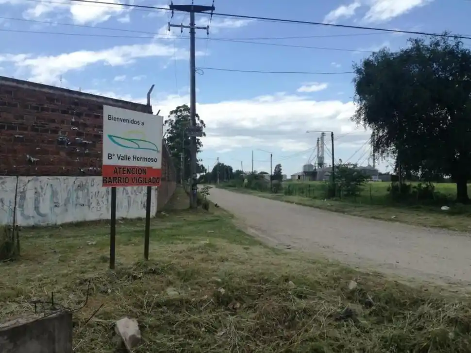 MANCHAS DE SANGRE. La ex pareja y la familia se reunieron en el lugar del homicidio. 