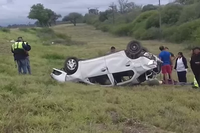 Desesperada: una mamá tucumana busca el celular de su hija fallecida en un accidente
