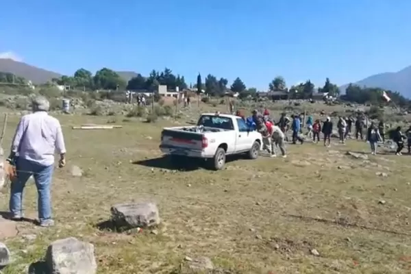 Pelea a latigazos y pedradas por tierras entre la comunidad indígena y un propietario tafinisto