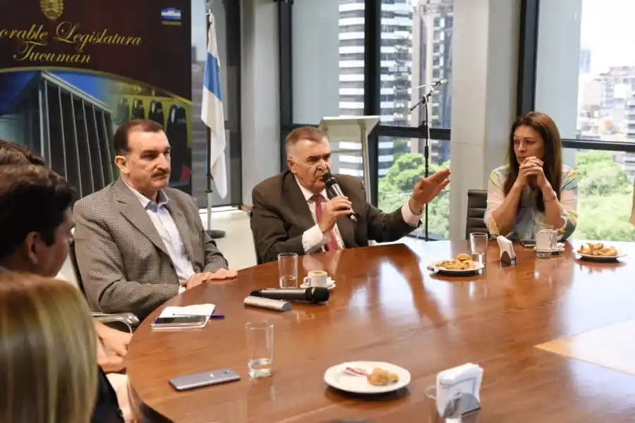 Manzur y Jaldo se meten de lleno en la interna oficialista de dos municipios