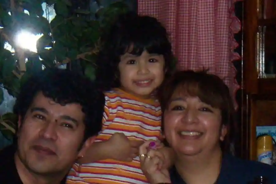 Sofía junto a sus padres.