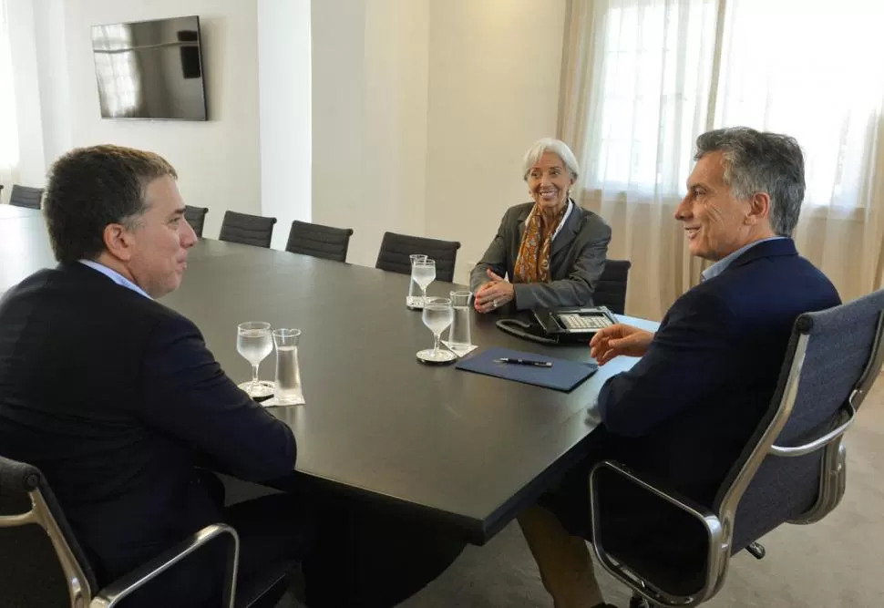 MOMENTO CLAVE. Macri y el ministro Dujovne, reciben a la jefa del FMI. La ayuda de la entidad criditicia salvó al país de entrar en un nuevo default. reuters