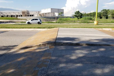 Un día de calor bastó para destruir una rampa mal hecha en la avenida Perón