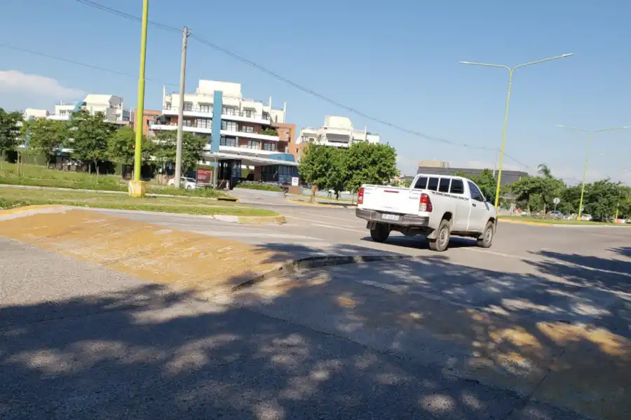 Un día de calor bastó para destruir una rampa mal hecha en la avenida Perón