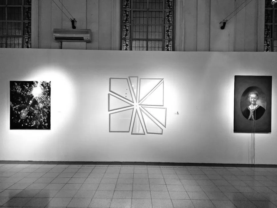 “PABLITO CLAVÓ UN CLAVITO”. Guiot (al centro) organizó su obra sobre una estructura geométrica irregular.  