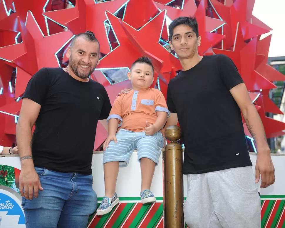 PURA FELICIDAD. Ariel Aragón, que aparece junto a su hijo Lorenzo, y Daniel López vivieron un 2018 inolvidable. la gaceta / foto de hector peralta